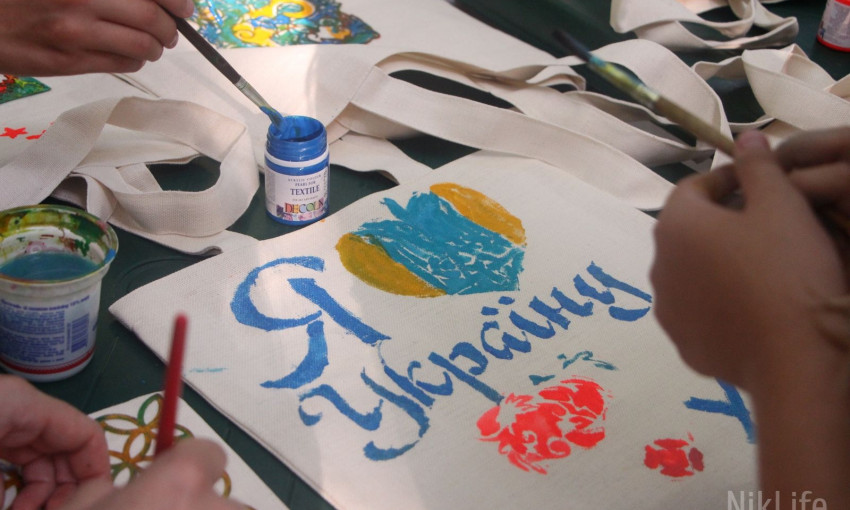 Николаевцы разрисовали эко-сумки креативными принтами ради спасения планеты