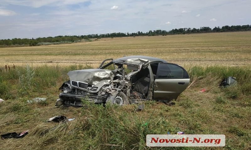 На объездной дороге жуткая авария: автомобиль врезался в зерновоз, пострадали три человека