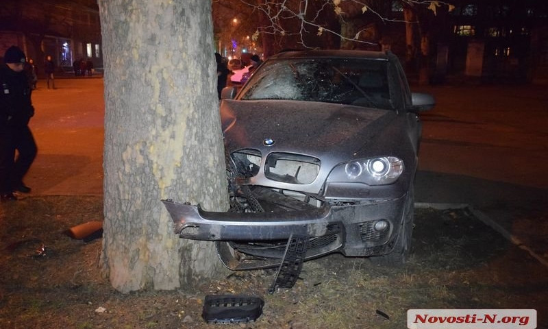 На улице Корабелов произошла авария, одна из машин врезалась в дерево