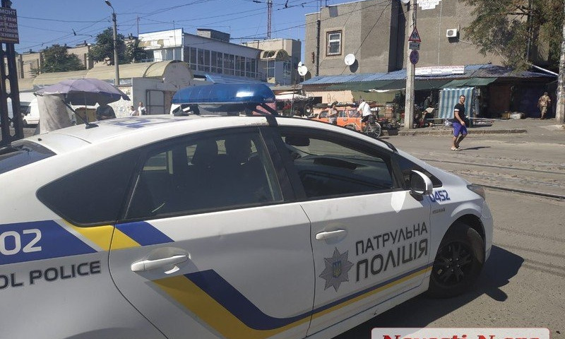 Возле Центрального рынка неизвестные разбили стекло автомобиля патрульной полиции