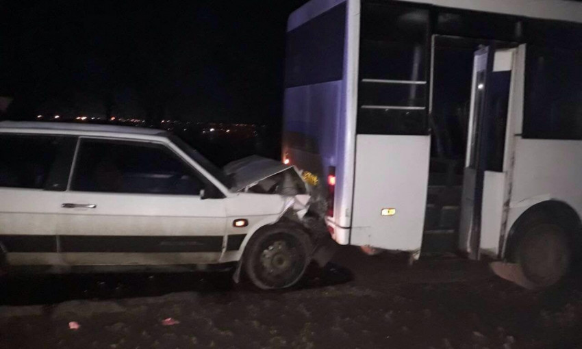 ДТП в Николаеве: "ВАЗ" врезался в маршрутку. Пострадали два человека