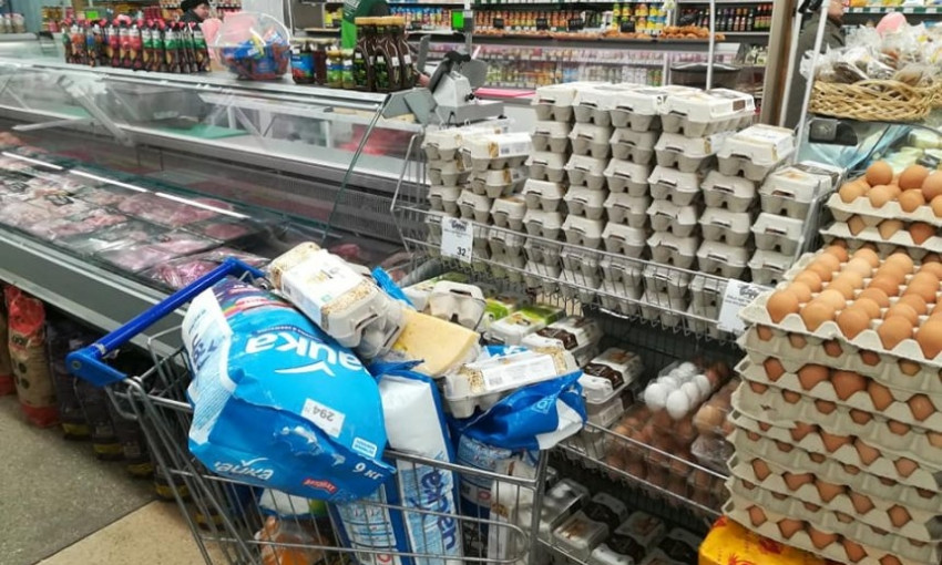 В николаевском супермаркете «Гиппо» обнаружили целую тележку просроченных продуктов