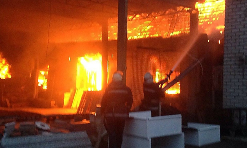 В Николаеве произошел масштабный пожар в производственных цехах 