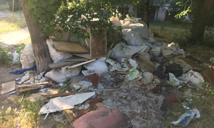 Николаевец пожаловался на свалку бытового мусора прямо в центре города