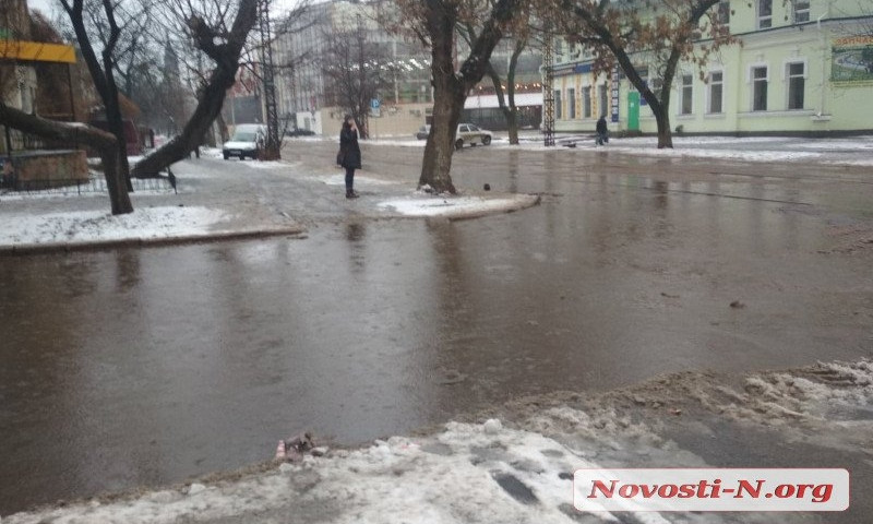 Улицы Николаева заливает дождь — пешеходы вынуждены перепрыгивать затопленные дороги