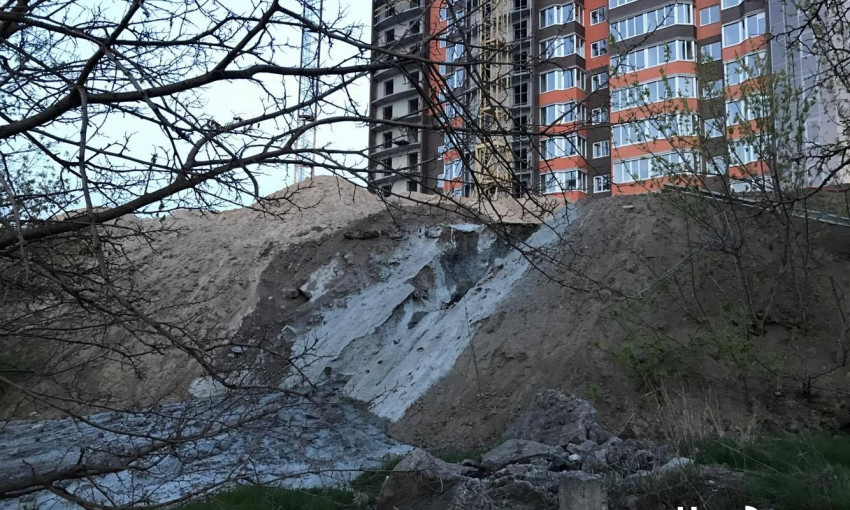 В Николаеве застройщик «Набережного квартала» массово сливает цемент на зеленую зону