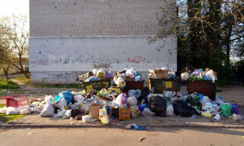 Праздничное настроение жителей Николаева портят огромные горы мусора