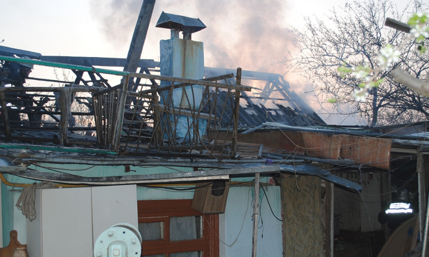 В Николаеве горела баня, пожар тушили 12 спасателей