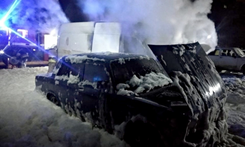 Ночью в Николаеве сгорел Mercedes (видео)