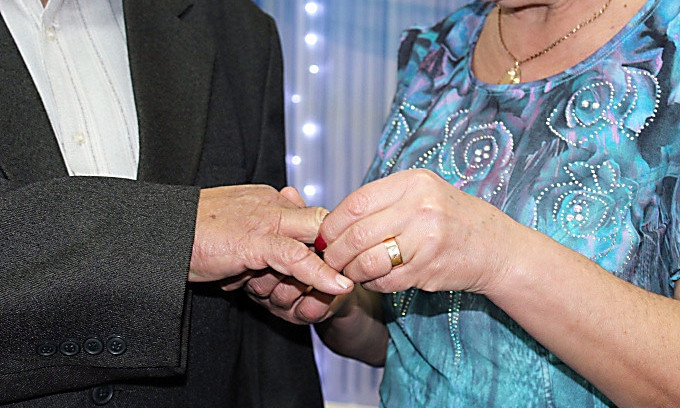 Супружеская пара отпраздновала сапфировую свадьбу и снова поклялась верности друг другу