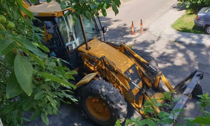 В Николаеве улицу асфальтируют второй раз за месяц: дорожники говорят, что за свой счет