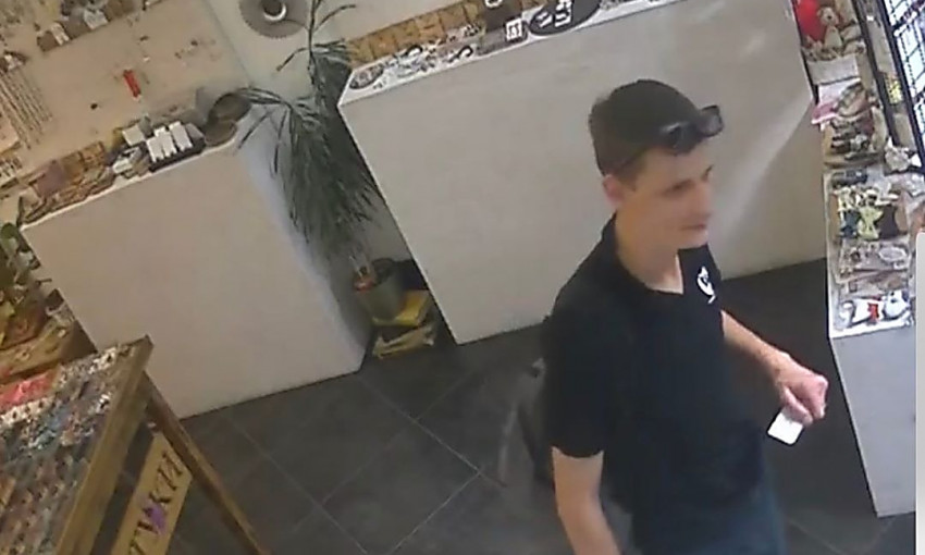 В одном из николаевских торговых центров молодой мужчина совершил кражу в магазине женских украшений
