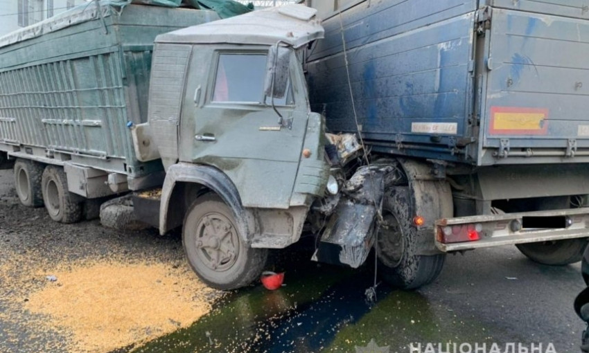 В Николаеве столкнулись два грузовика: пострадал водитель «КамАЗа»