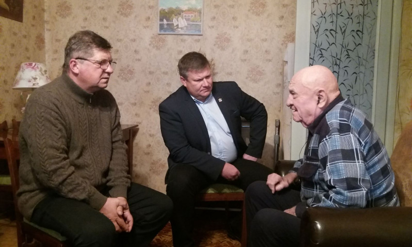 В годовщину освобождения Украины от фашистов представители городской власти посетили ветерана Дмитрия Иванца