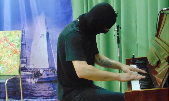 Пианист в Балаклаве "Piano Extremist" устроил концерт