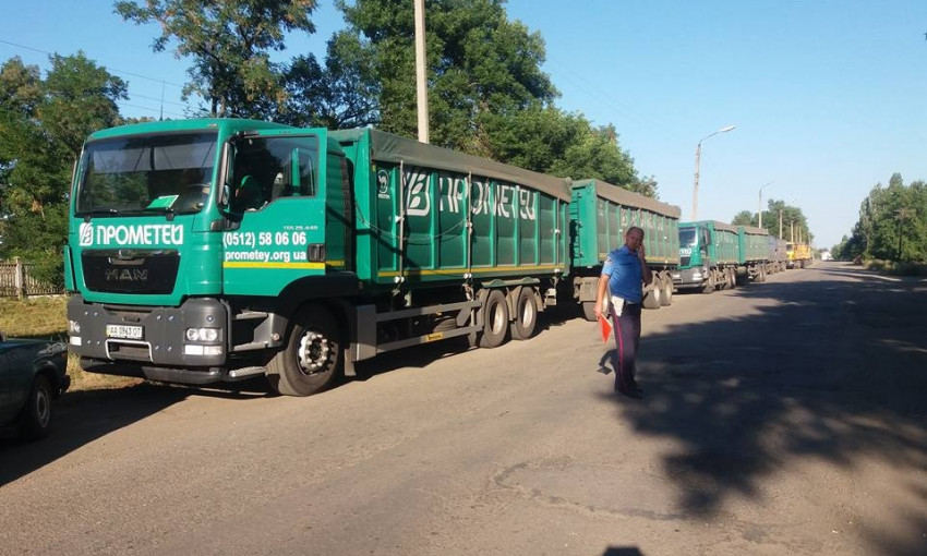 В Николаеве большегрузный транспорт создает пробки и разбивает дороги 