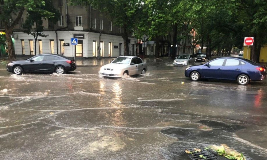 Непогода для Николаева почти что апокалипсис: затонувшие машины, дорожный коллапс 