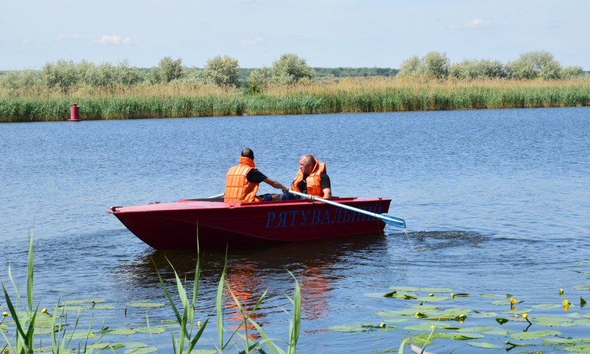 В Новой Одессе спасатели провели условное спасение человека на воде и профилактическую беседу с отдыхающими