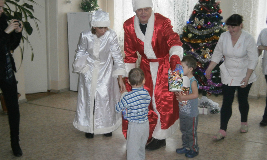 Городские власти поздравили с новогодними праздниками маленьких пациентов городской больницы №5