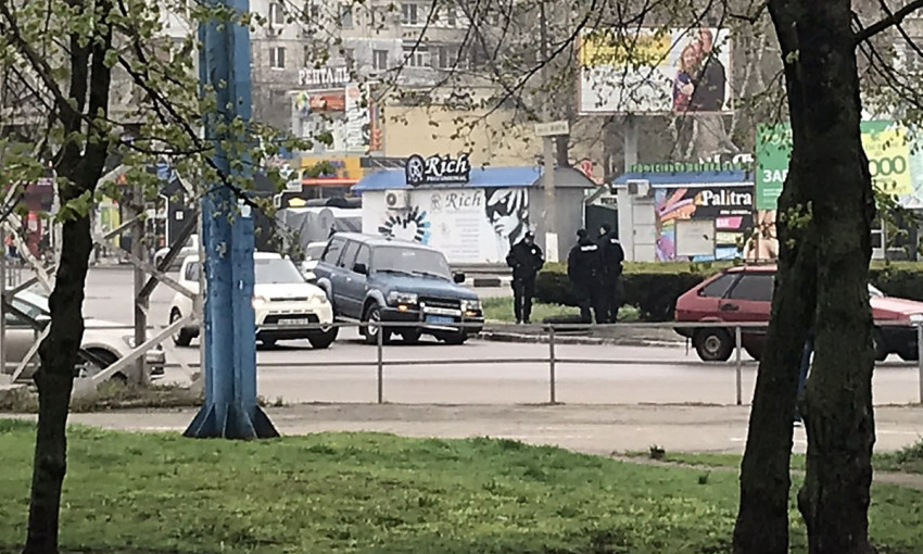 На площади Победы у автомобиля спецроты полиции отвалилось колесо
