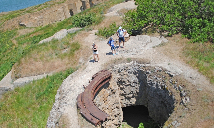 На Николаевщине черные археологи орудуют на острове Березань