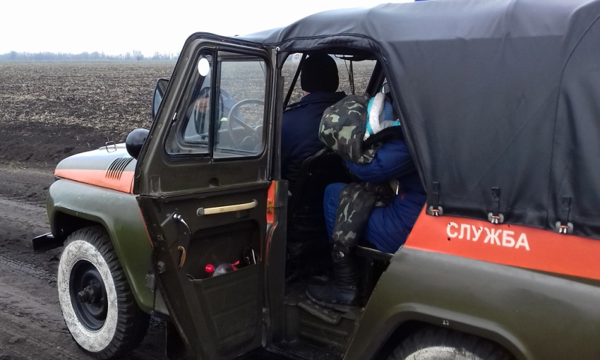 На Николаевщине автомобиль, спешивший в больницу, настолько увяз в грязи, что понадобилась помощь спасателей