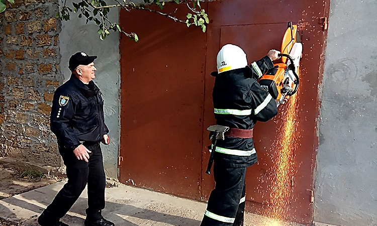 В Очакове пожарные спасли мужчину, который пытался покончить с собой