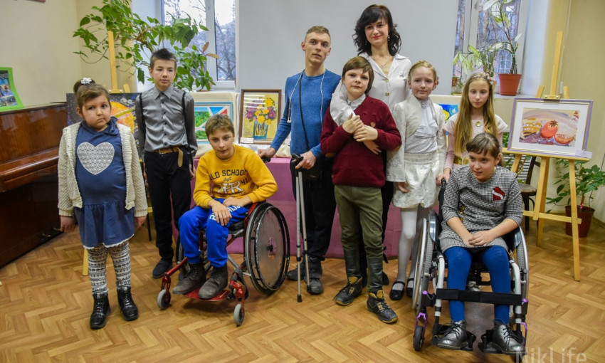 В Николаеве дети с инвалидностью представили свои картины, написанные во время арт-терапии