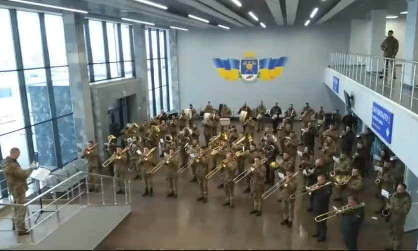 В николаевском аэропорту военный оркестр дал концерт в поддержку «киборгов»