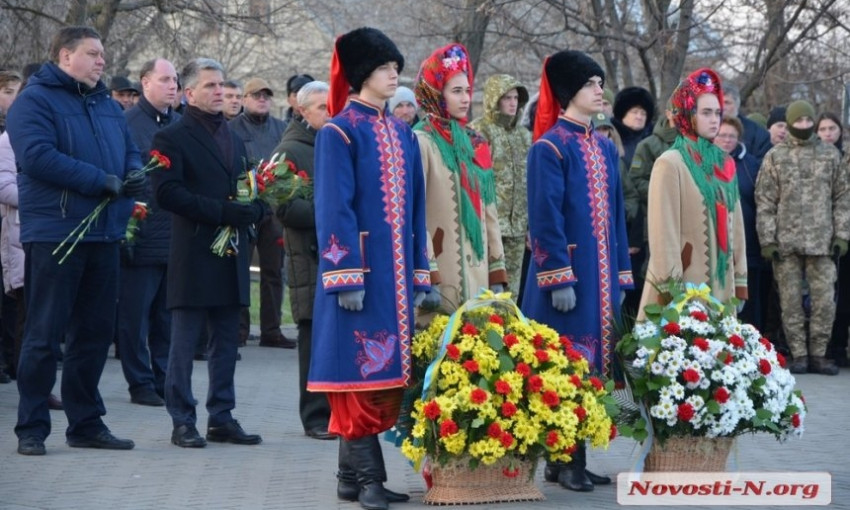 «Погибали, потому что были украинцами»: в Николаеве почтили память жертв голодомора