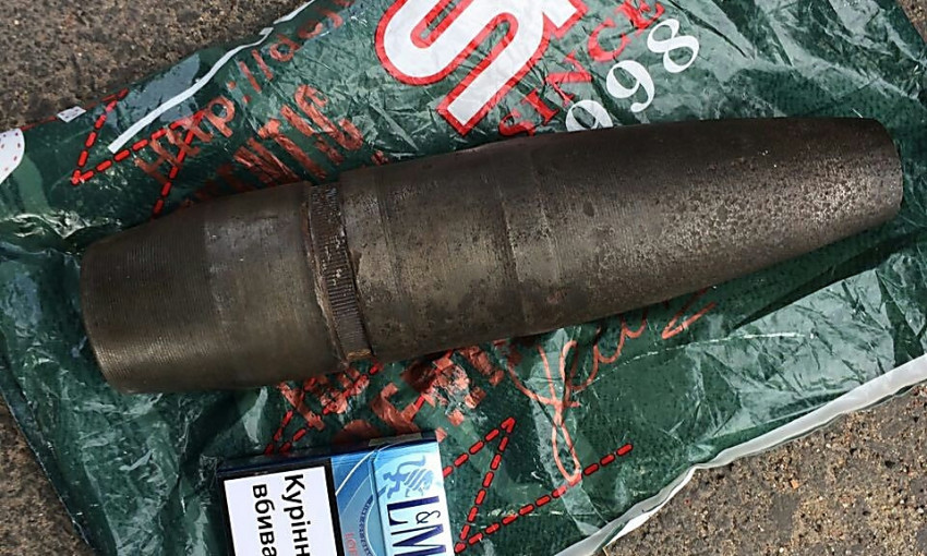 В Николаеве патрульные нашли у прохожего в пакете артиллерийский снаряд