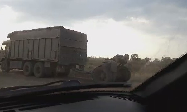 В Баштанском районе у грузовика отцепился и перевернулся прицеп с грузом