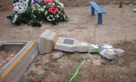 В Николаевской области два вандала надругались над могилами предков