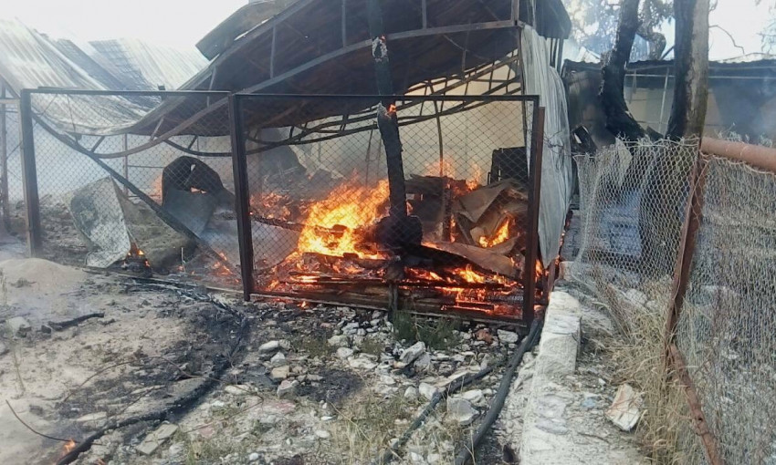 В Коблевской курортной зоне загорелись торговые ряды, есть пострадавшие