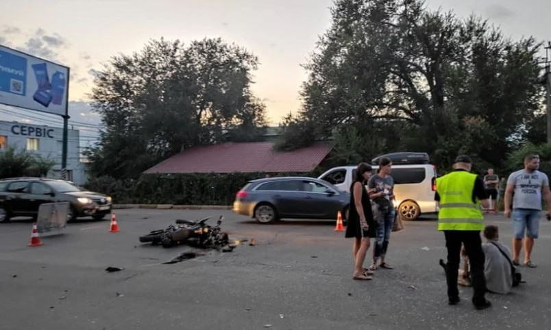 ДТП в Николаеве: мотоцикл врезался в легковой автомобиль 