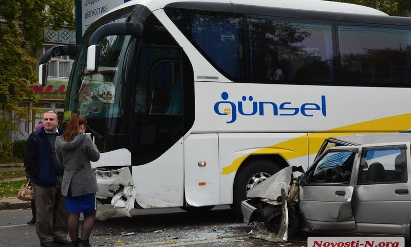 Автобус турецкого перевозчика «Гюнсел» попал в аварию в Николаеве