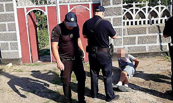 Николаевские патрульные задержали мужчину, подозреваемого в избиении своей сожительницы до смерти