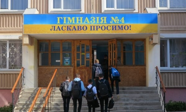 В Николаеве подрядчик взял деньги на ремонт площадки в 4 гимназии и ничего не сделал