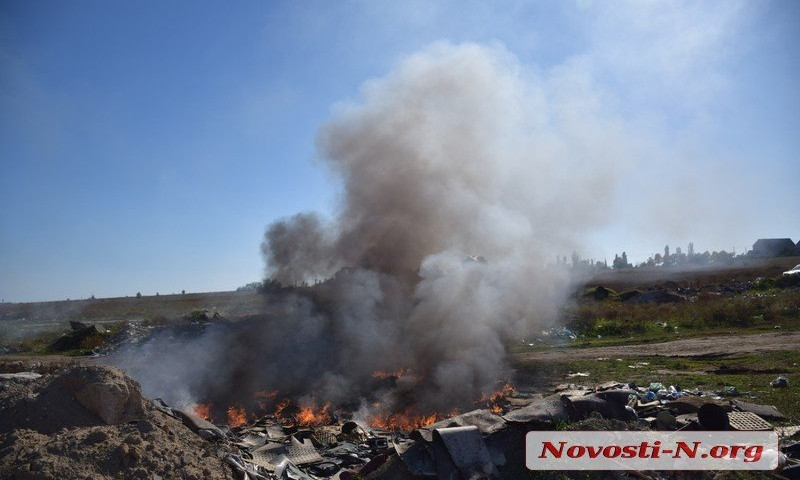 На выезде из Николаева горит несанкционированная мусорная свалка