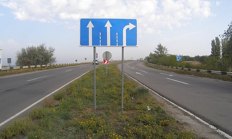 На трассах Николаевщины поставили 547 новых дорожных знаков