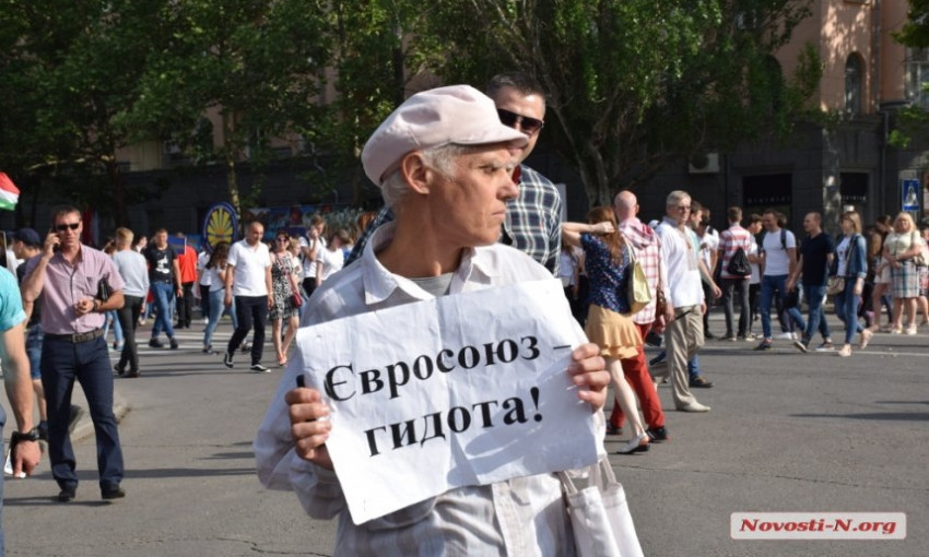 Скандальный пикетчик с непристойным плакатом попытался сопровождать мэра Николаева и консулов иностранных государств