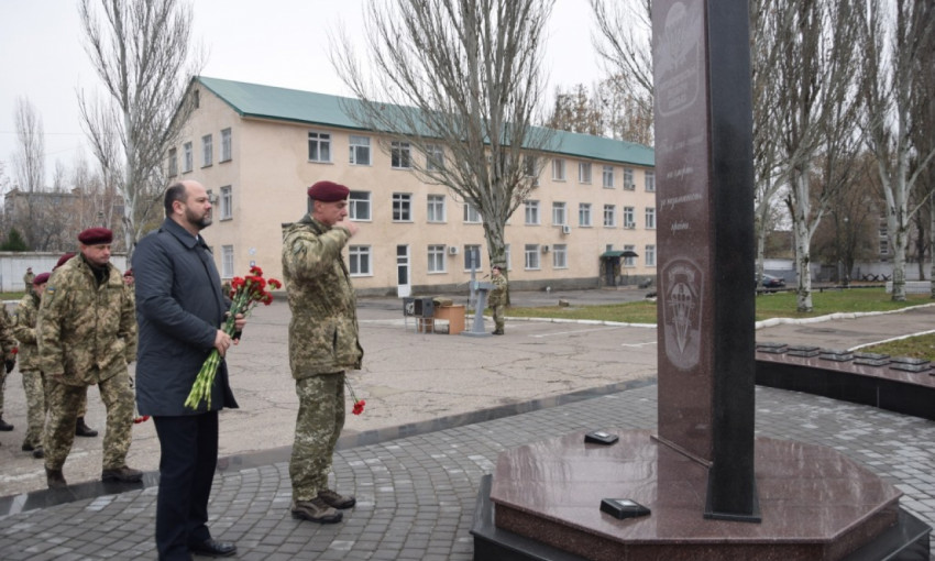 В Николаеве по случаю первой годовщины создания десантно-штурмовой войск ВСУ почтили память погибших десантников