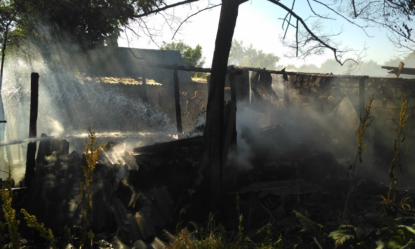 Детские шалости с огнем привели к возгоранию хозяйственной постройки