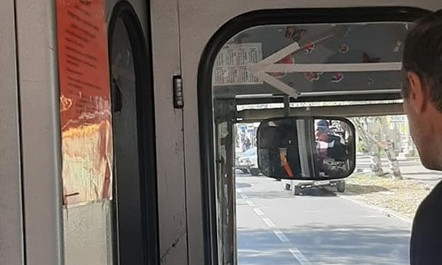 В Николаеве водитель троллейбуса №2 вел себя неадекватно и выбросил в открытую дверь мелкие деньги за проезд