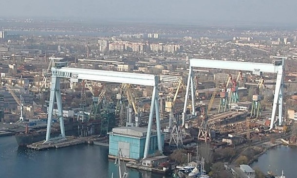 В Николаеве ветер столкнул лбами два кораблестроительных крана весом 900 тонн