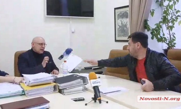Скандал в Николаевской мэрии: депутат Ентин запустил в Лепишева бутылкой