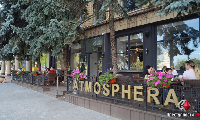В центре Николаева популярное кафе без разрешения установило летнюю площадку и полтора года не платило налог на землю