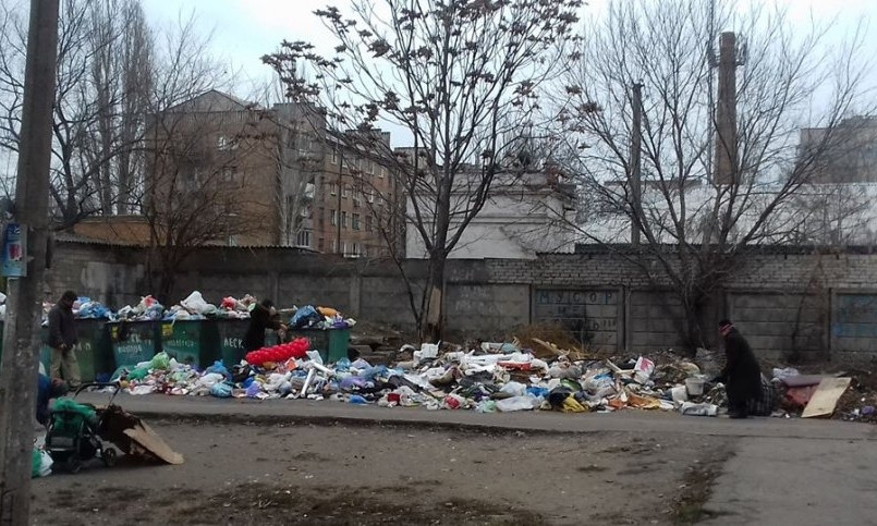 Николаевцы в шоке от огромной мусорной кучи возле дома