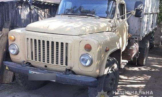 В Витовском районе 15-летний местный житель выпал из тракторного прицепа и попал под колеса грузовика