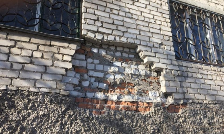 Ночью в Николаеве частично обрушилась стена аварийного жилого дома